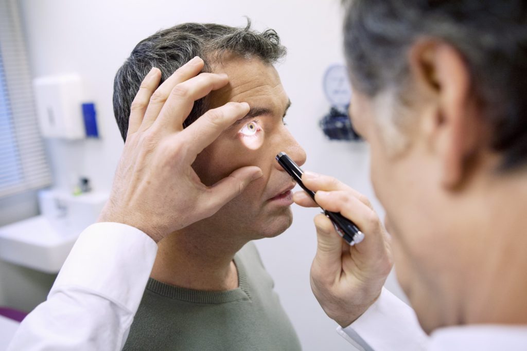 профессиональное лечение онкологии сетчатки глаза 